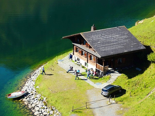 Berghuette-Haus-See-Berge.jpg