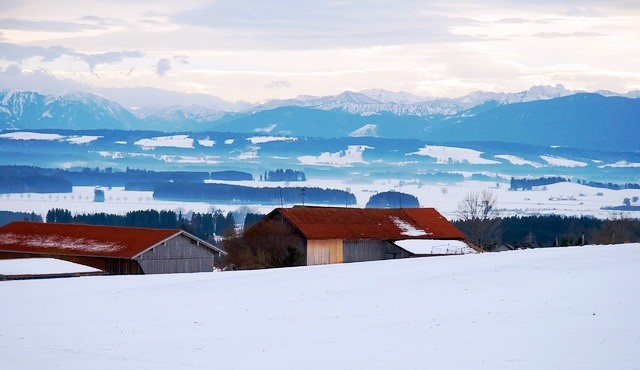 Bauernhof-Schnee-Landschaft.jpg