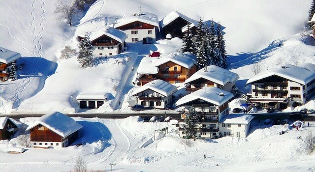Haus-Berge-Ski-Schnee.jpg