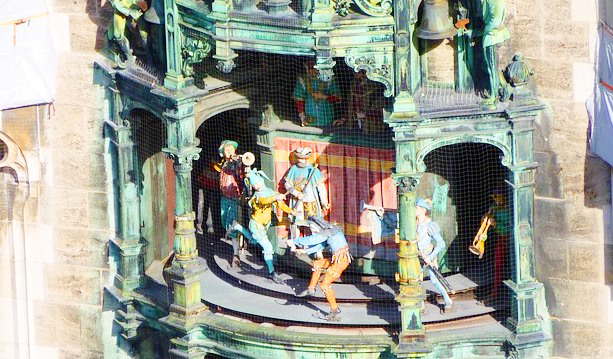 Glockenspiel-Rathaus-Muenchen.jpg