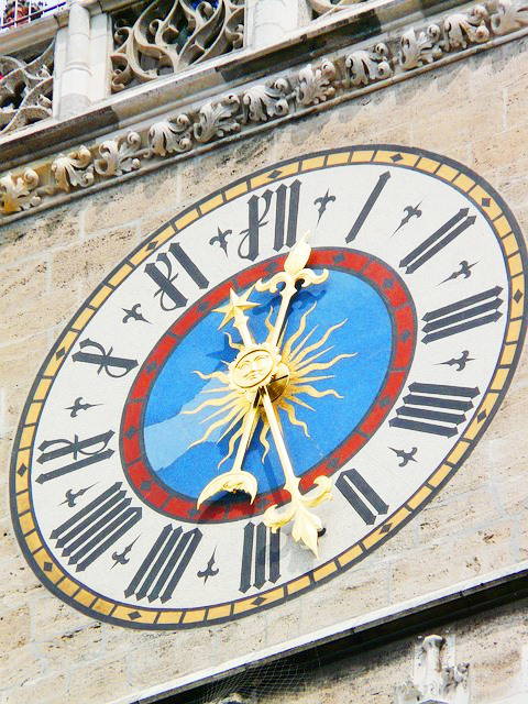 Uhr-Rathaus-Muenchen-Turm.jpg