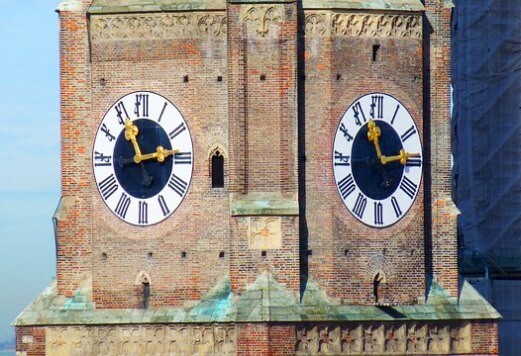Uhr-Frauenkirche-Muenchen.jpg