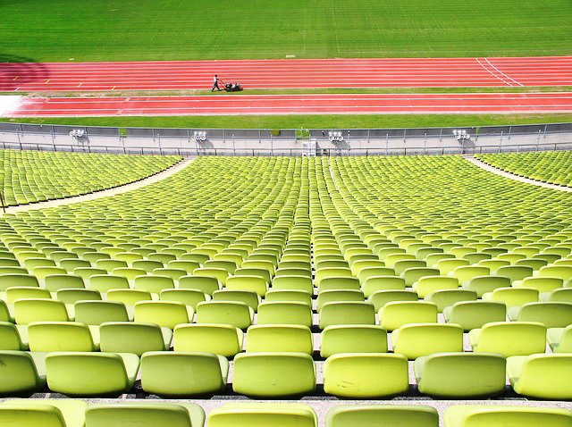 Blick-Olympiastadion-Muenchen-Sitzreihen.jpg