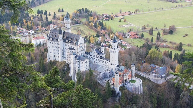 Schloss-Neuschwanstein-aus-der-Luft.jpg