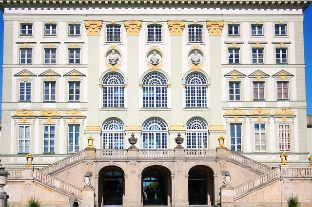 Nahaufnahme-Schloss-Nymphenburg-Fassade.jpg