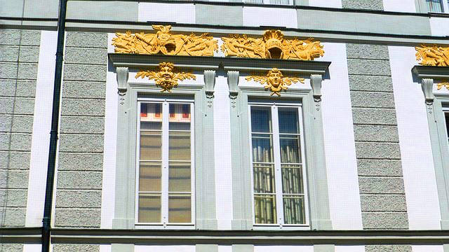 Verziehrung-Fenster-Schloss-Nymphenburg.jpg